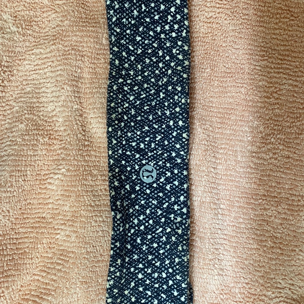 black and white lululemon headband!